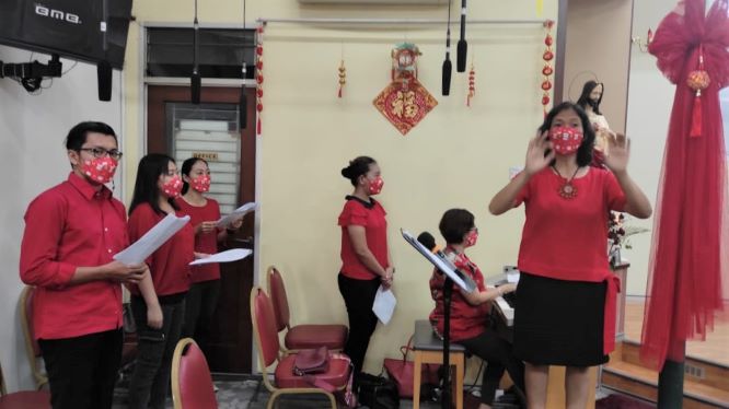 Mini koor yg mengiringi Misa----